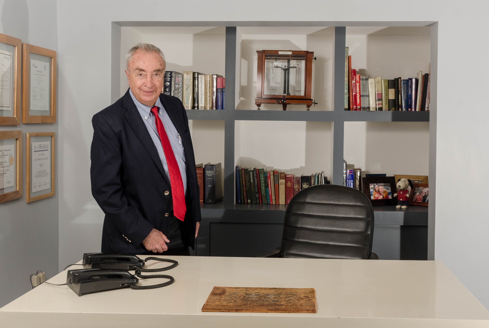 Dr. José Alberto González García en consultorio