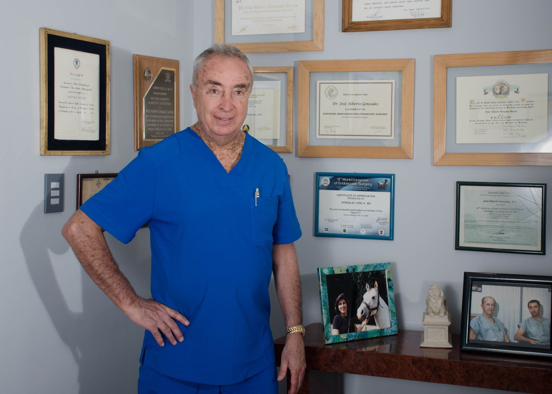 Dr. José Alberto González García en la Clínica de Coloproctología