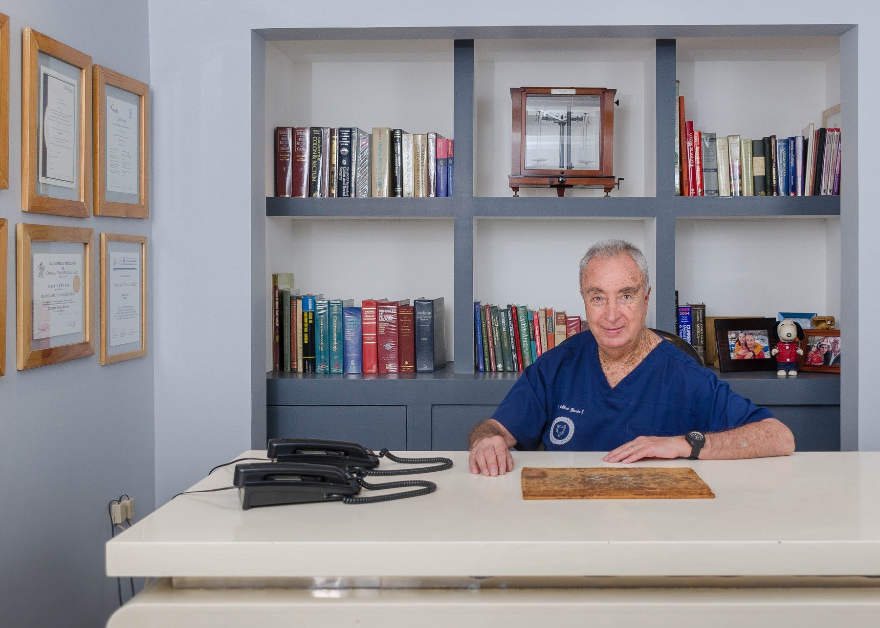 Dr. José Alberto González García en consulta