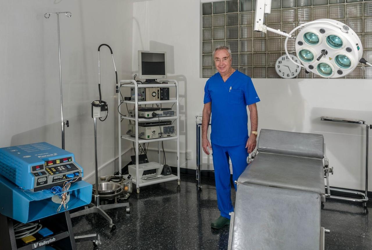 Dr. José Alberto González García en quirófano de la Clínica de Coloproctología